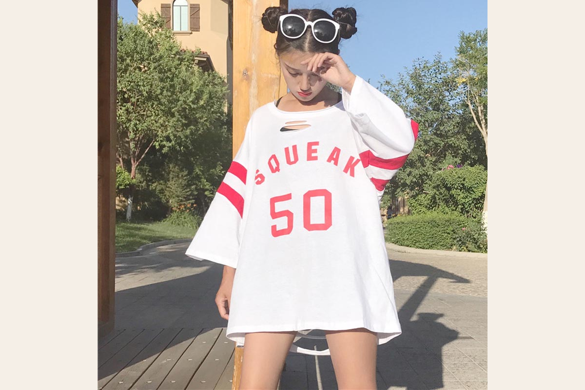 Áo oversized nữ là một kiểu áo có thiết kế rộng rãi và thoải mái