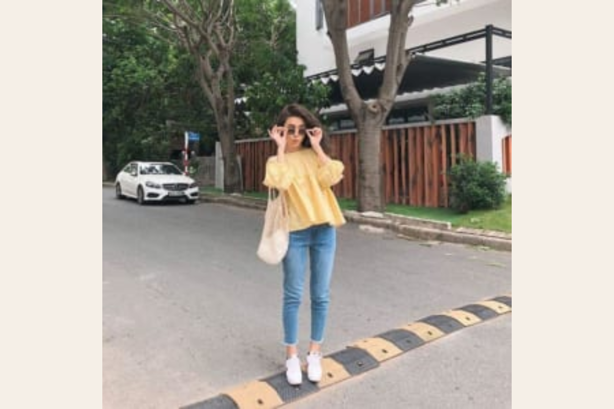 Phối babydoll với quần jeans